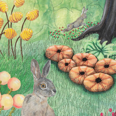 Pièce d'art textile Cache-cache, détail des lièvres peints à la main sur tissu dans la forêt imaginaire avec des fleurs ruches et des fleurs boules de gomme.