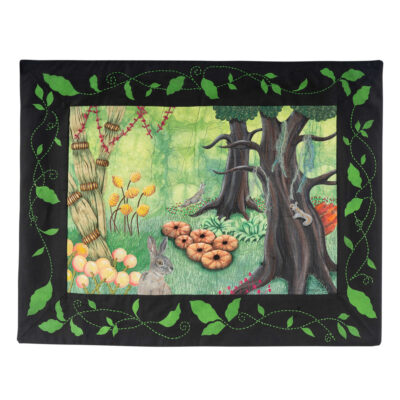 Tableau d'art textile représentant une partie de cache-cache dans une forêt imaginaire où lièvres et écureuil se courent.