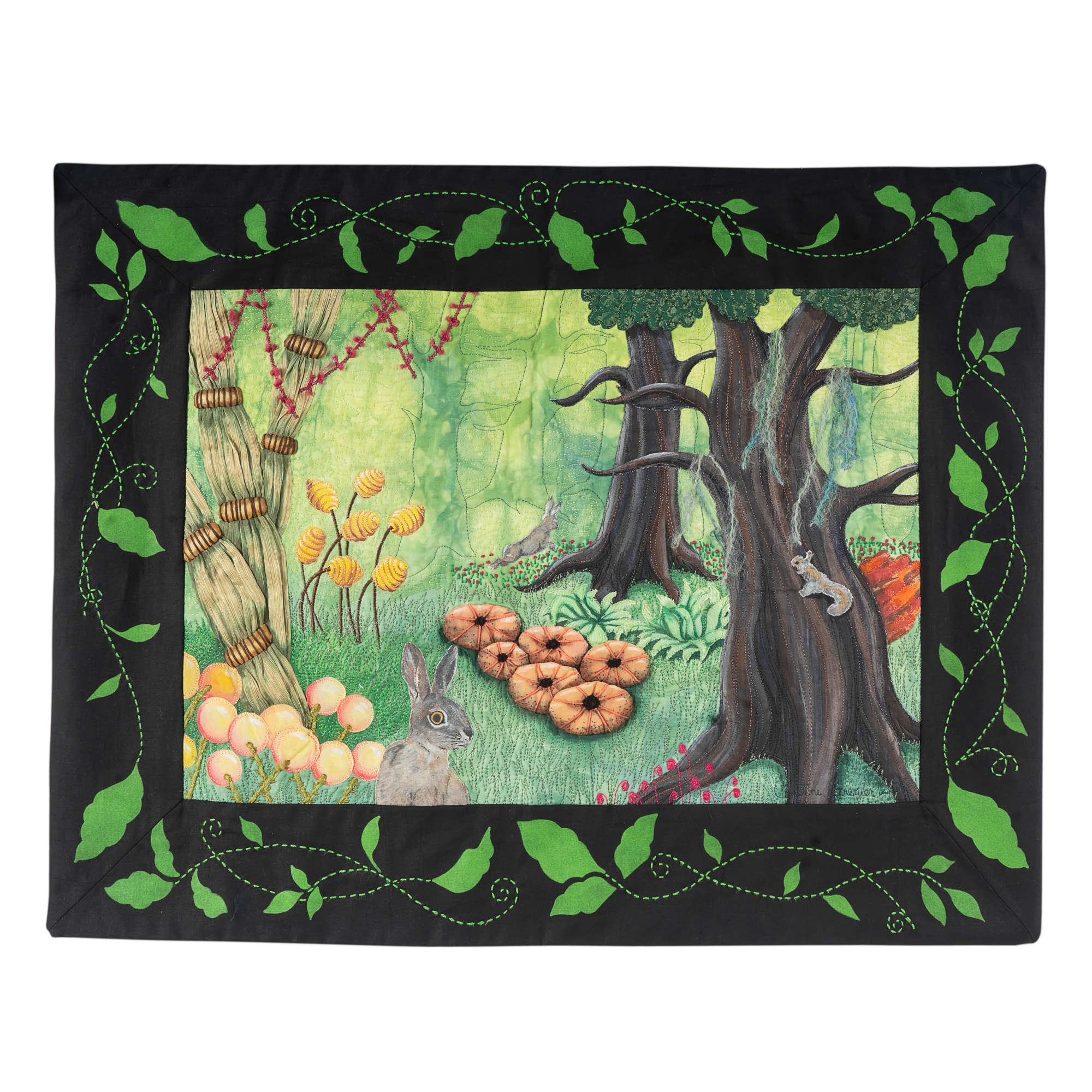 Tableau d'art textile représentant une partie de cache-cache dans une forêt imaginaire où lièvres et écureuil se courent.