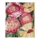 Tableau d'art textile Fraîches et pimpantes. Fleurs stylisées roses et jaunes sur fond vert en tissu brodé à la main.