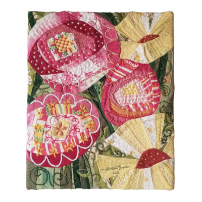 Tableau d'art textile Fraîches et pimpantes. Fleurs stylisées roses et jaunes sur fond vert en tissu brodé à la main.