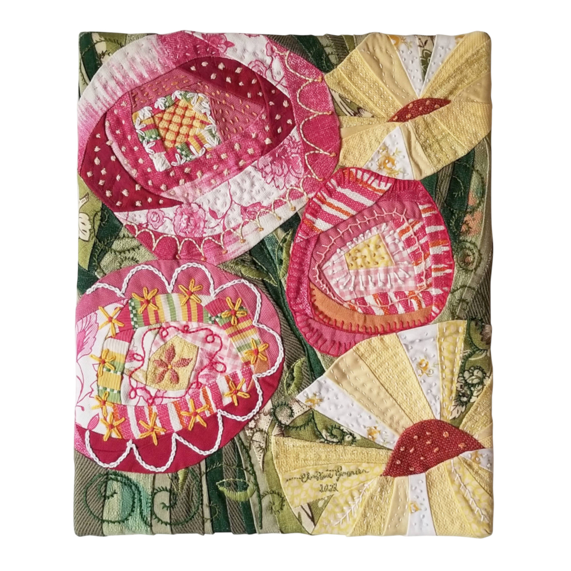 Tableau d'art textile Fraîches et pimpantes. Fleurs stylisées roses et jaunes sur fond vert en tissu brodé à la main.