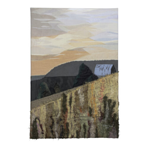 Tableau d'art textile J'irai jusqu'à toi. Paysage des Appalaches à la brunante en automne où l'on voit une halde de mine en silhouette sur un ciel nuageux et doré avec un champs de fleurs sauvages au premier plan.