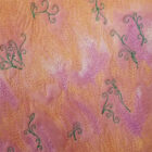 La mémoire du vent – Détail de broderie libre en fil orange, lilas et vert sur fond textile abstrait.