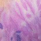 La mémoire du vent – Gros plan sur broderie libre en fil lilas, blanc et bleu sur tissu teint à la main.