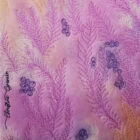 La mémoire du vent – Détail du tableau textile montrant les motifs brodés et la signature de Christine Grenier.