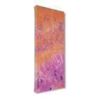 La mémoire du vent – Vue en perspective du tableau textile abstrait, couleurs orangées, mauves et bleus sur fond blanc
