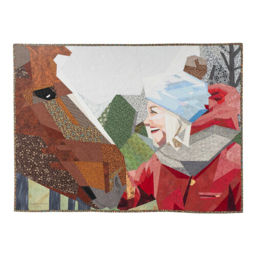 Art textile La rencontre de Christine Grenier. Échange de regard entre une jeune femme souriante et un cheval.