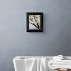 Tableau encadré Matin enneigé sur un mur de salle de bain bleu.