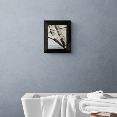 Tableau encadré Matin enneigé sur un mur de salle de bain bleu.