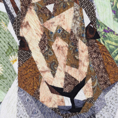 Détail du tableau d'art textile Monsieur Sylvestre. Face d'un lièvre en pièces de tissu.