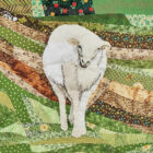 Détail de la pièce d'art textile Nature curieuse. Mouton blanc et ivoire en dentelle sur fond de courtepointe vert et brun.