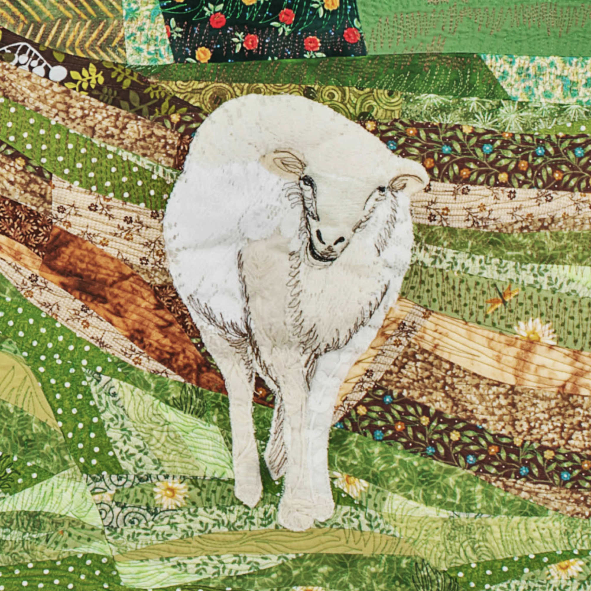 Détail de la pièce d'art textile Nature curieuse. Mouton blanc et ivoire en dentelle sur fond de courtepointe vert et brun.