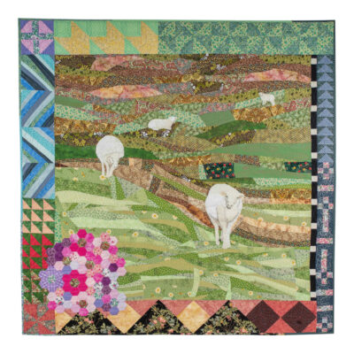 Pièce d'art textile Nature curieuse. Quatre moutons dans une prairie s'en viennent. Le contour est fait de blocs de courtepointe traditionnelle. Une partie en hexagones rose, lilas et violet fait un bosquet dans le coins gauche inférieur.