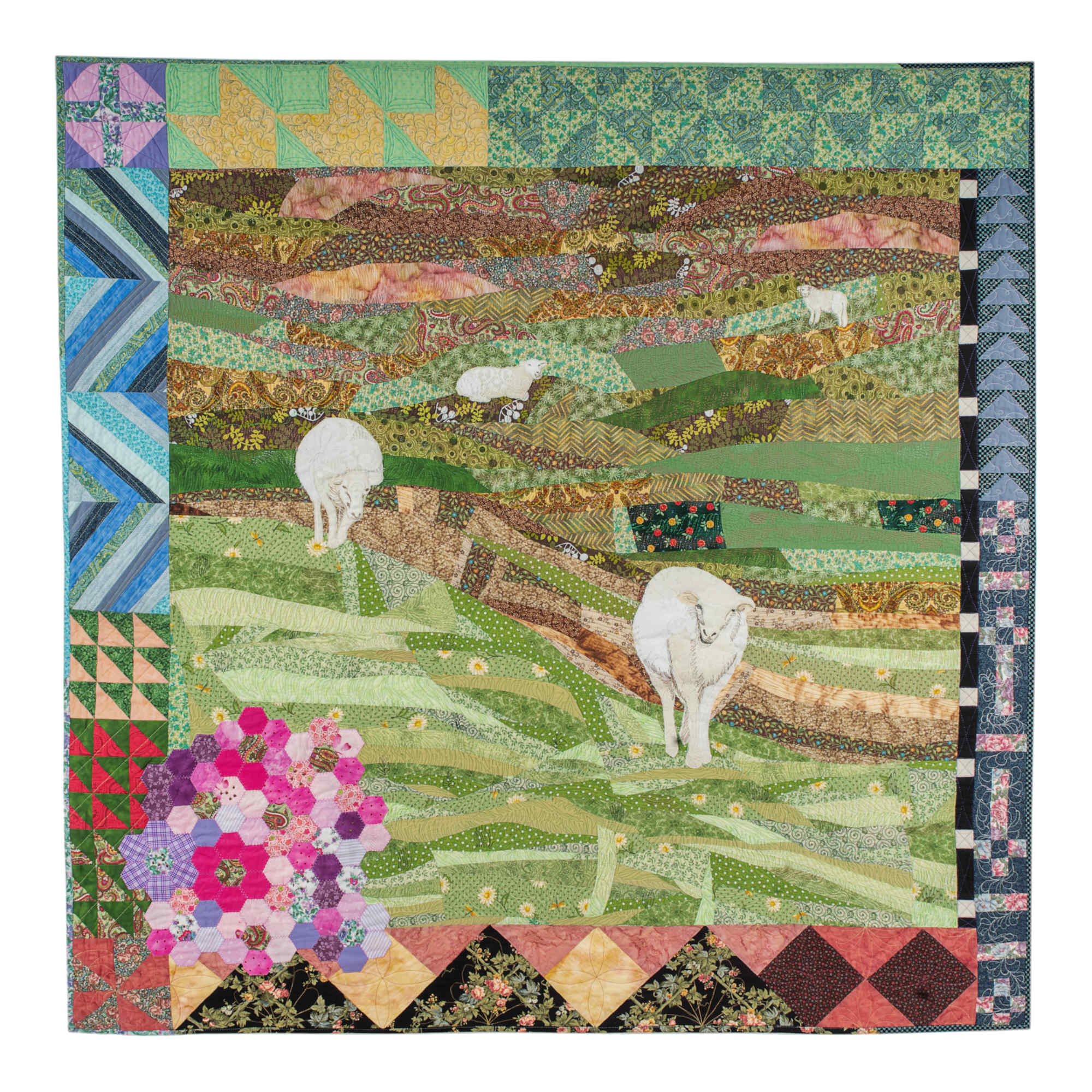 Nature-curieuse-christine-grenier Pièce d'art textile Nature curieuse. Quatre moutons dans une prairie s'en viennent. Le contour est fait de blocs de courtepointe traditionnelle. Une partie en hexagones rose, lilas et violet fait un bosquet dans le coins gauche inférieur.