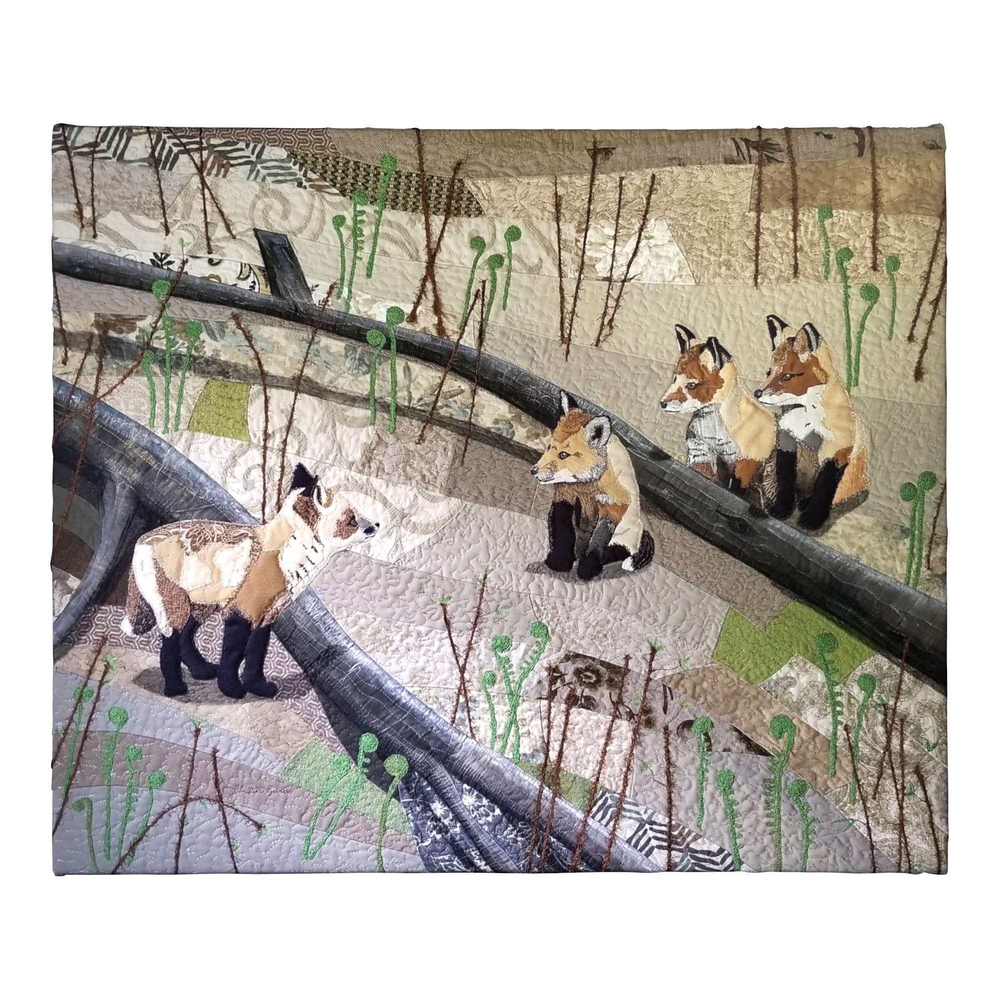Tableau d'art textile Petits futés. Quatre renardeaux dans la forêt s'interrogent du regard.