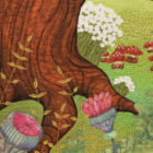 Détail de la pièce d'art textile Savais-tu? de Christine Grenier. Fleurs stylisées dans une forêt imaginaire.