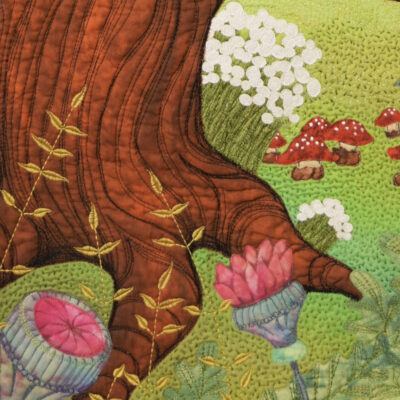 Détail de la pièce d'art textile Savais-tu? de Christine Grenier. Fleurs stylisées dans une forêt imaginaire.