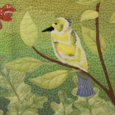 Détail de la pièce Savais-tu? montrant un oiseau jaune et bleu perché sur une branche dans une forêt enchantée.