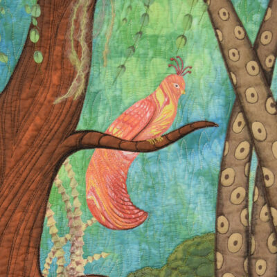 Détail de la pièce Savais-tu? montrant un oiseau fantaisiste rose et jaune en tissu teint dans une forêt imaginaire.
