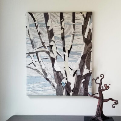 Le tableau d'art textile Comme il a neigé cette nuit présente un érable aux branches recouvertes de neige. Paysage d'hiver.
