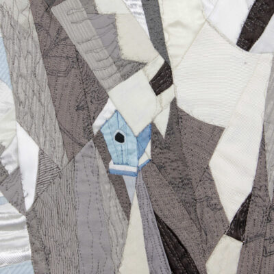 Détail du tableau Comme il a neigé cette nuit, cabane d'oiseau bleu dans un arbre en hiver. Art textile par Christine Grenier