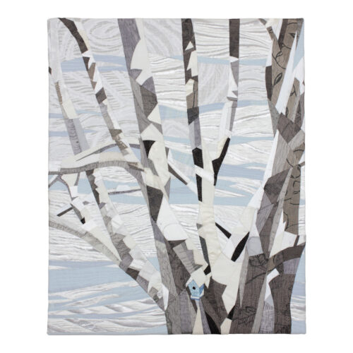 Ce paysage d'hiver est un tableau d'art textile présentant un érable aux branches recouvertes de neige.