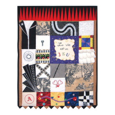 Pièce d'art textile La vie est un jeu de Christine Grenier représentant un tableau de jeu dans lequel on retrouve des symboles de différents jeux.