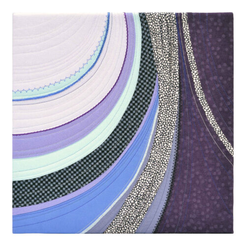 Tableau d'art textile Moraine. Motif abstrait de courbes partant du haut en s'élargissant vers le bas. Couleurs: lilas, violet, aqua, bleu, noir, blanc.