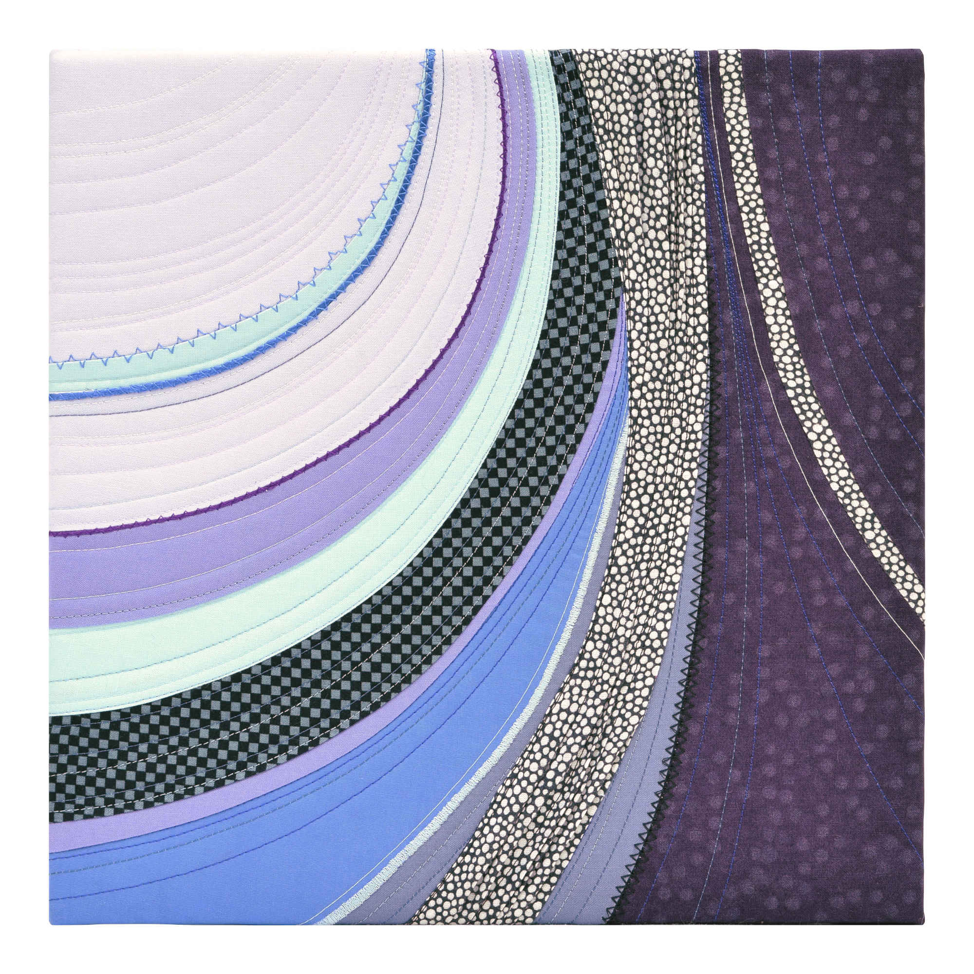 Tableau d'art textile Moraine. Motif abstrait de courbes partant du haut en s'élargissant vers le bas. Couleurs: lilas, violet, aqua, bleu, noir, blanc.