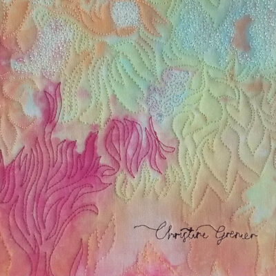 Détail du tableau Parfum de bonheur de Christine Grenier. Art textile abstrait, couleurs vives, broderie machine et signature de l'artiste.