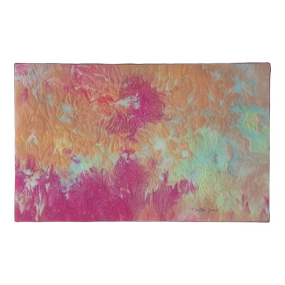 Tableau d'art abstrait en tissu teint, aux couleurs vives et broderie intuitive inspirant un moment de bonheur.