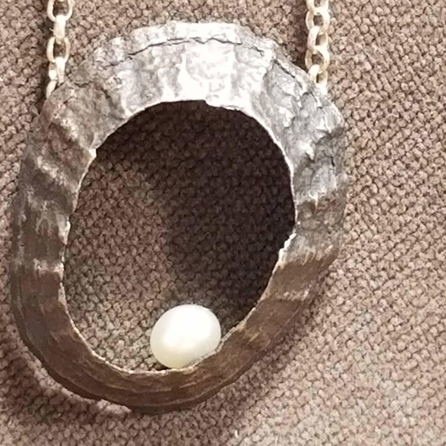 Pendentif en argent et perle de Anne Carmichael à la Galerie Boutique Christine Grenier