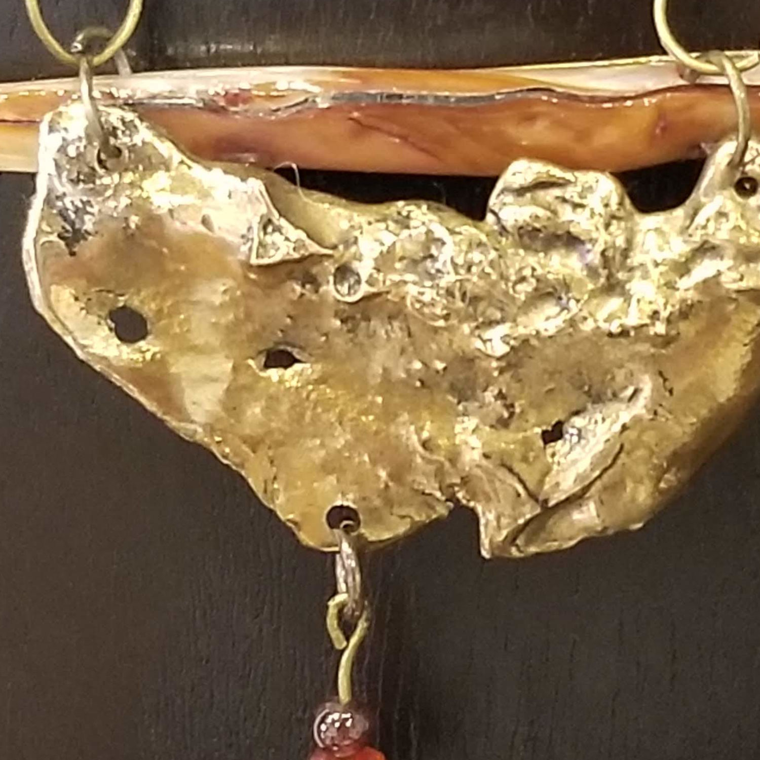 Détail d'un bijou en bronze de Marthe Coulombe à la Galerie Boutique Christine Grenier