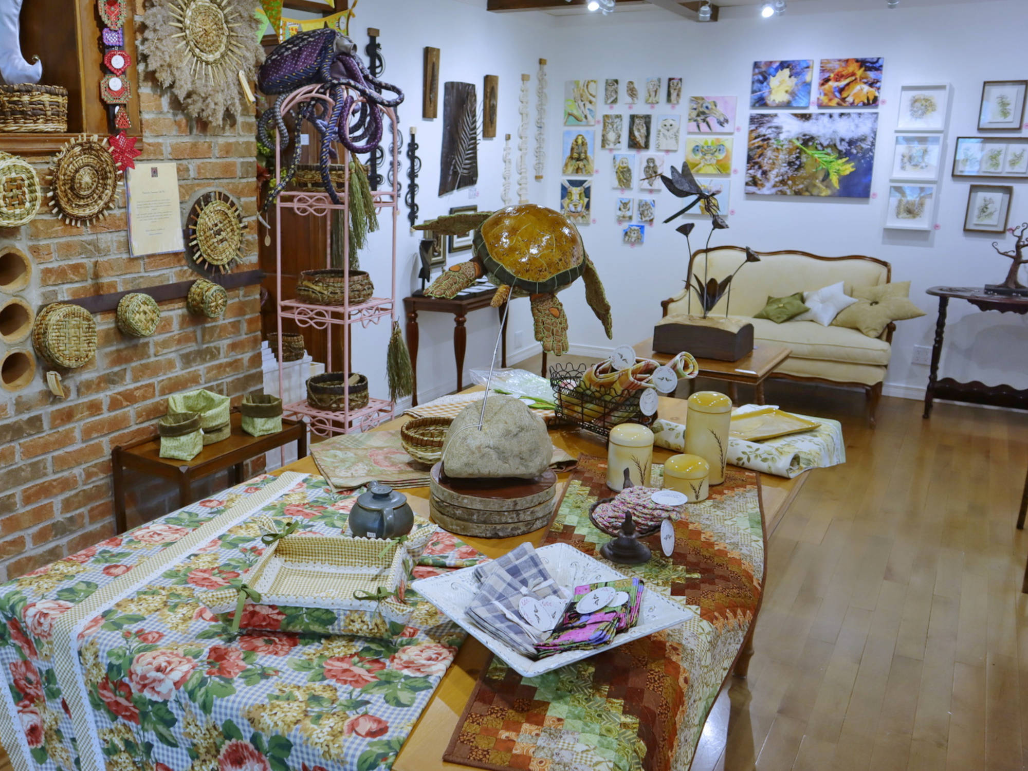 À la Galerie Boutique Christine Grenier, plusieurs artistes locaux exposent des créations originales, vanerie, sculpture, métal, linge de table, céramique, art visuel, tableaux et plus encore.