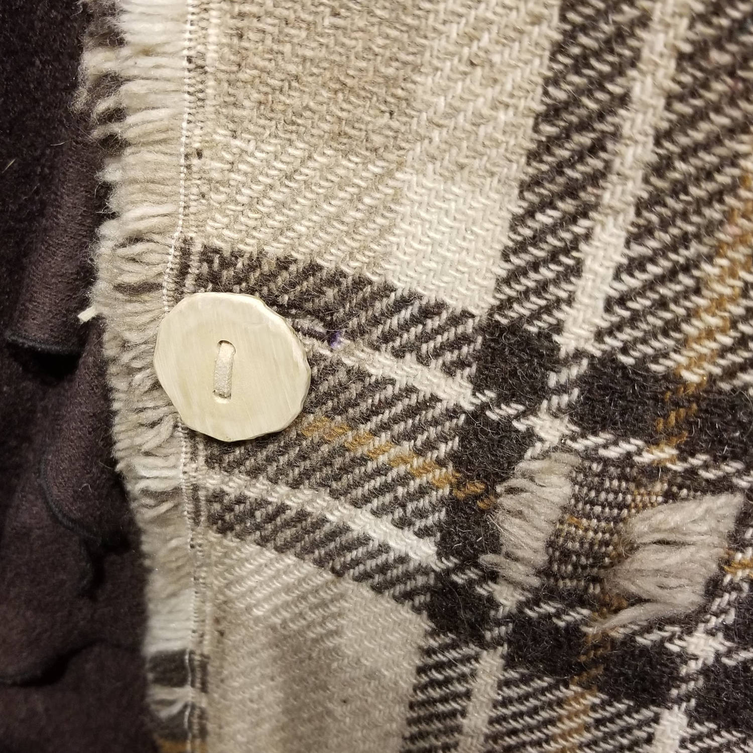 Détail d'un vêtement de André Grégoire à la Galerie Boutique Christine Grenier.