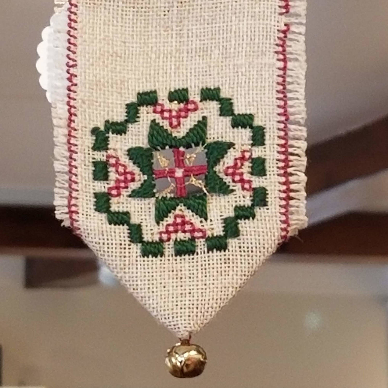 Ornement décoratif en broderie norvégienne de Francine Laflamme à la Galerie Boutique Christine Grenier.