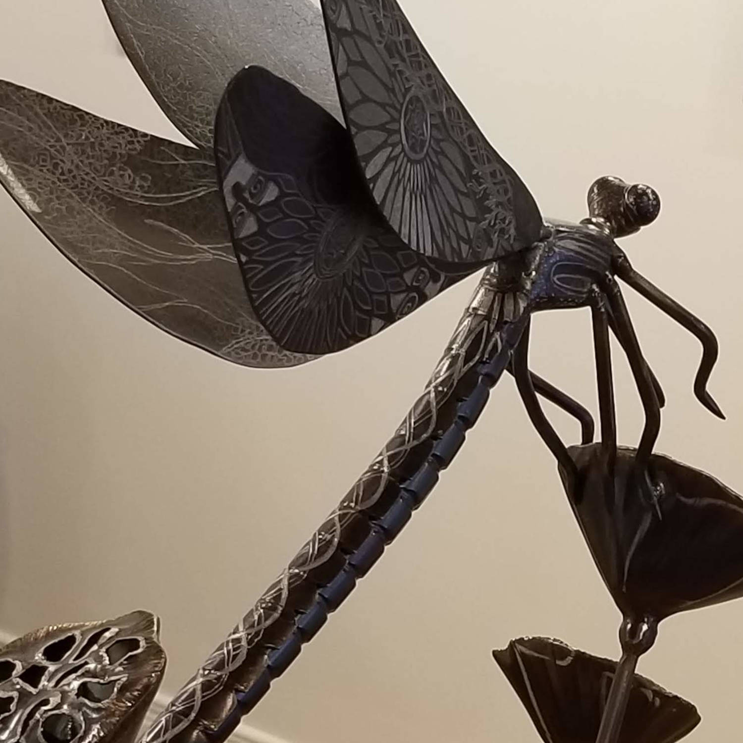 Détail d'une sculpture de métal de Nadell Art à la Galerie Boutique Christine Grenier